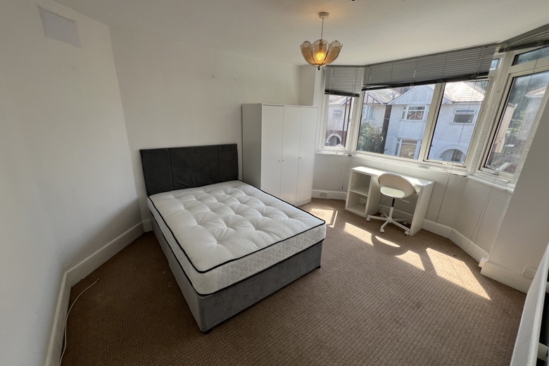 3 Bedroom Flat in Green Road Bournemouth